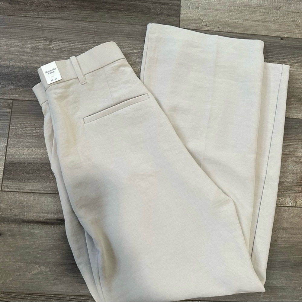Abercrombie & Fitch crepe pants. New with tags bone color